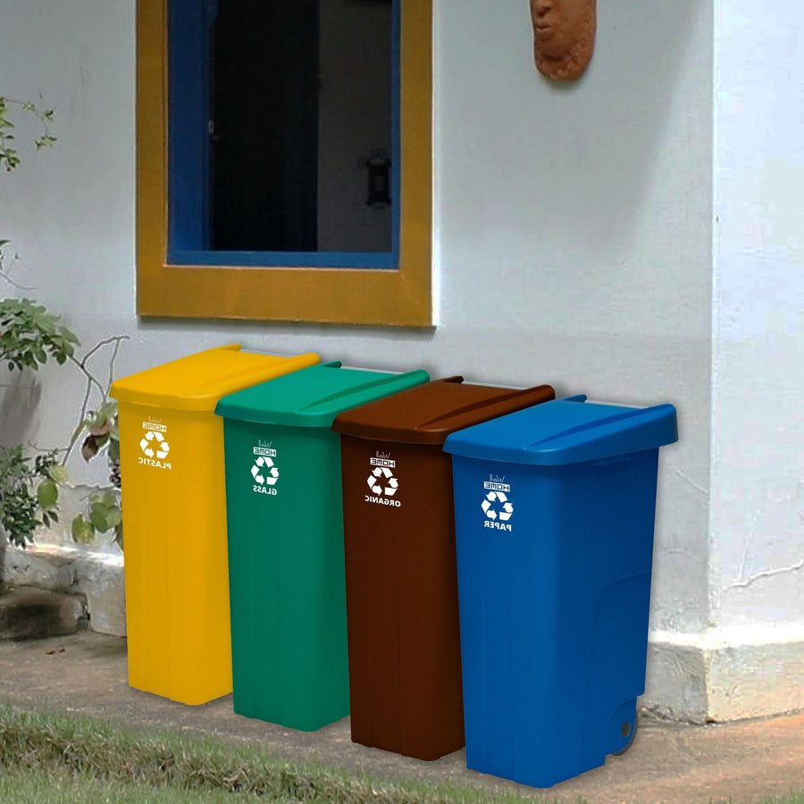 Contenedores de reciclaje domésticos de colores para papel, vidrio, orgánico y plásticos