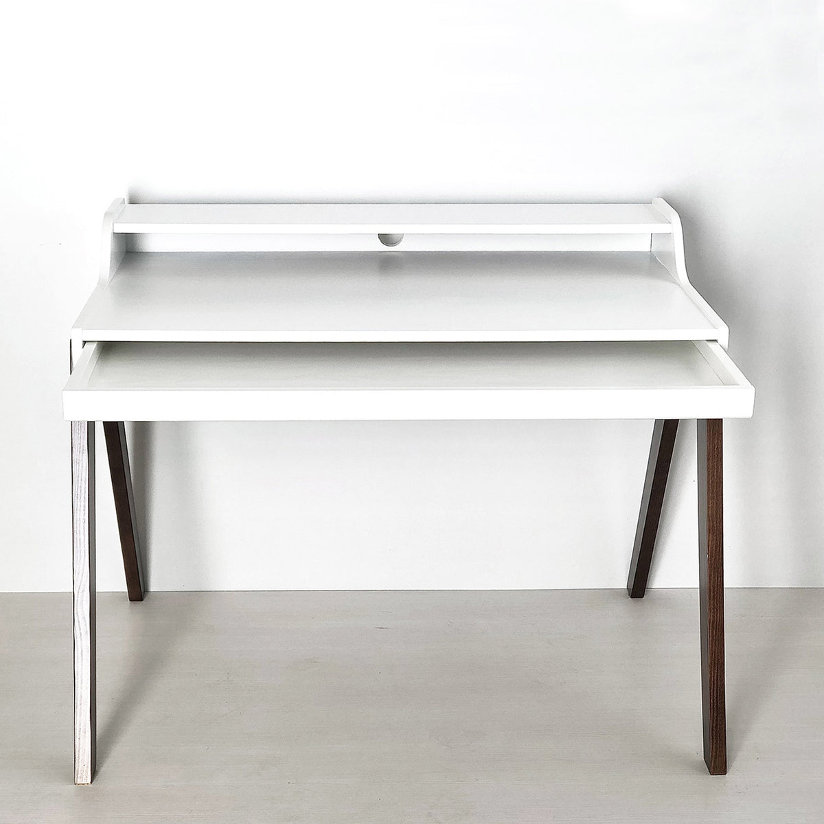 Mesa escritorio Nere blanco con patas marrones 110x86x75cm (4)