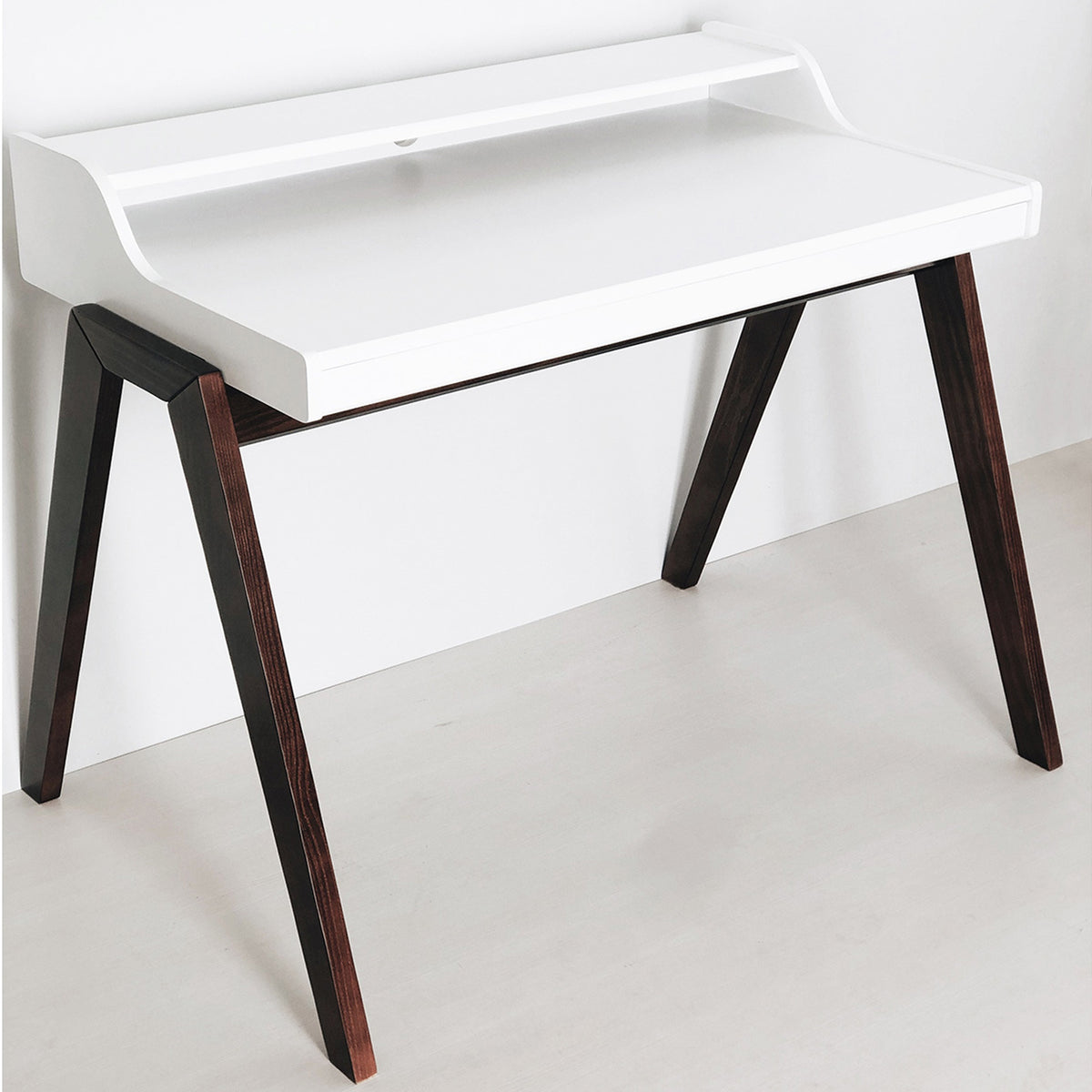 Mesa escritorio Nere blanco con patas marrones 110x86x75cm (5)