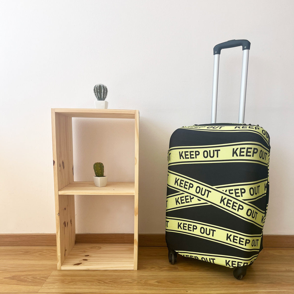 Funda protectora maleta grande 66-76cm Keep Out negro-amarillo (4)