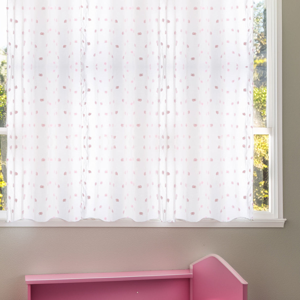 Cortina infantil pompones blanca y rosa (3)