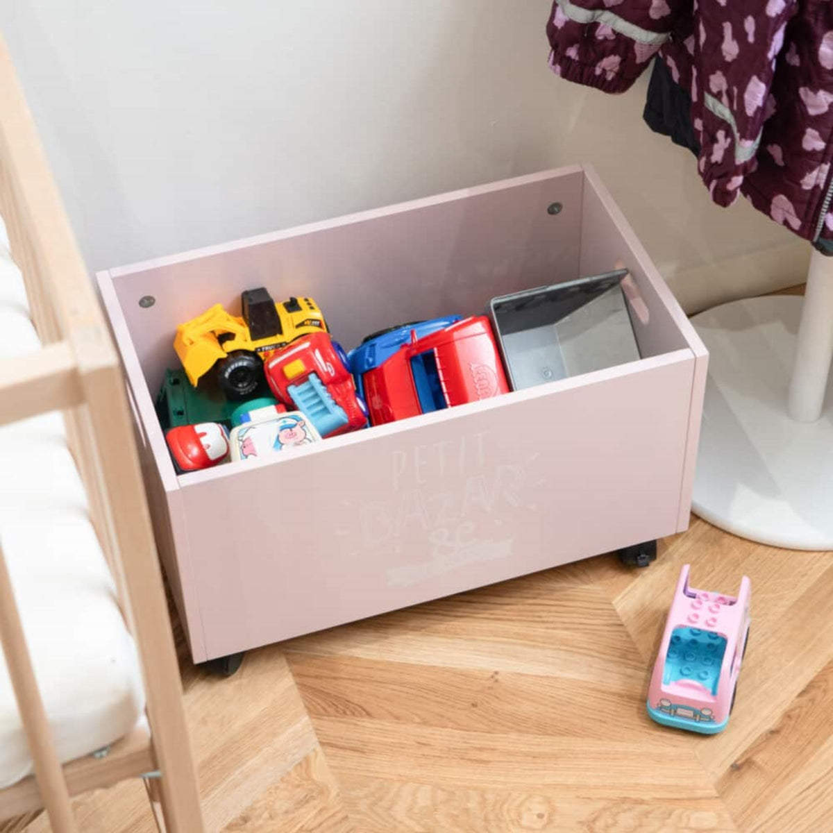 Cofre de juguetes MDF rosa con ruedas 48x28x28,5cm (4)