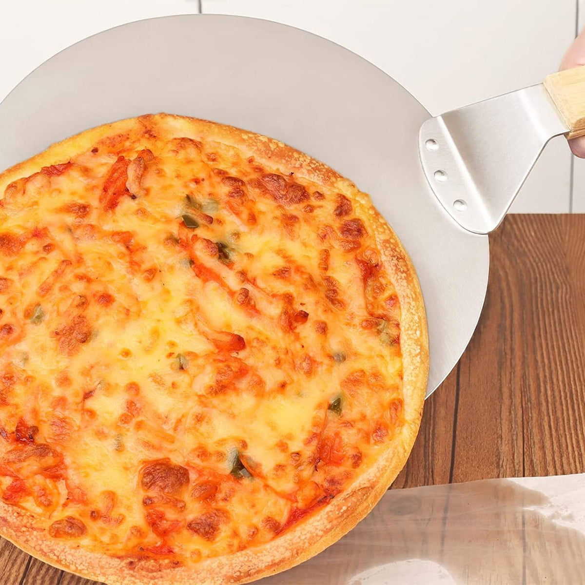 Bandeja para pizza con mango de madera Ø30,5cm (4)