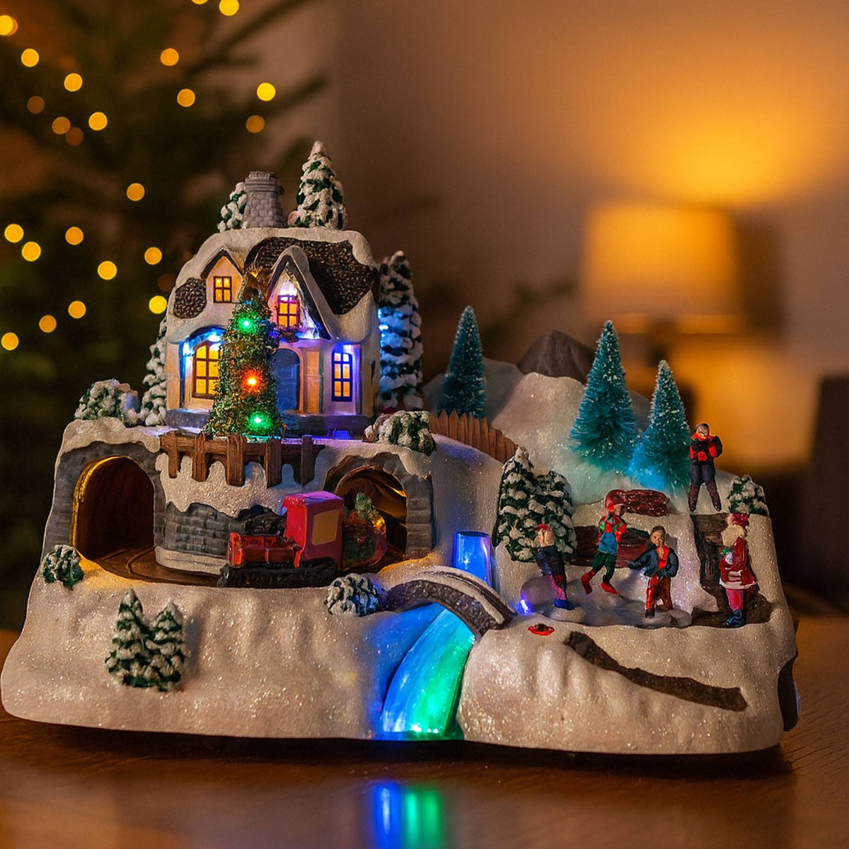 Pueblo navideño decorativo con escena en movimiento LED 37x22cm (3)