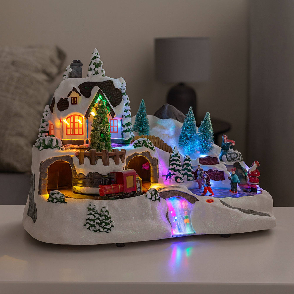 Pueblo navideño decorativo con escena en movimiento LED 37x22cm (4)