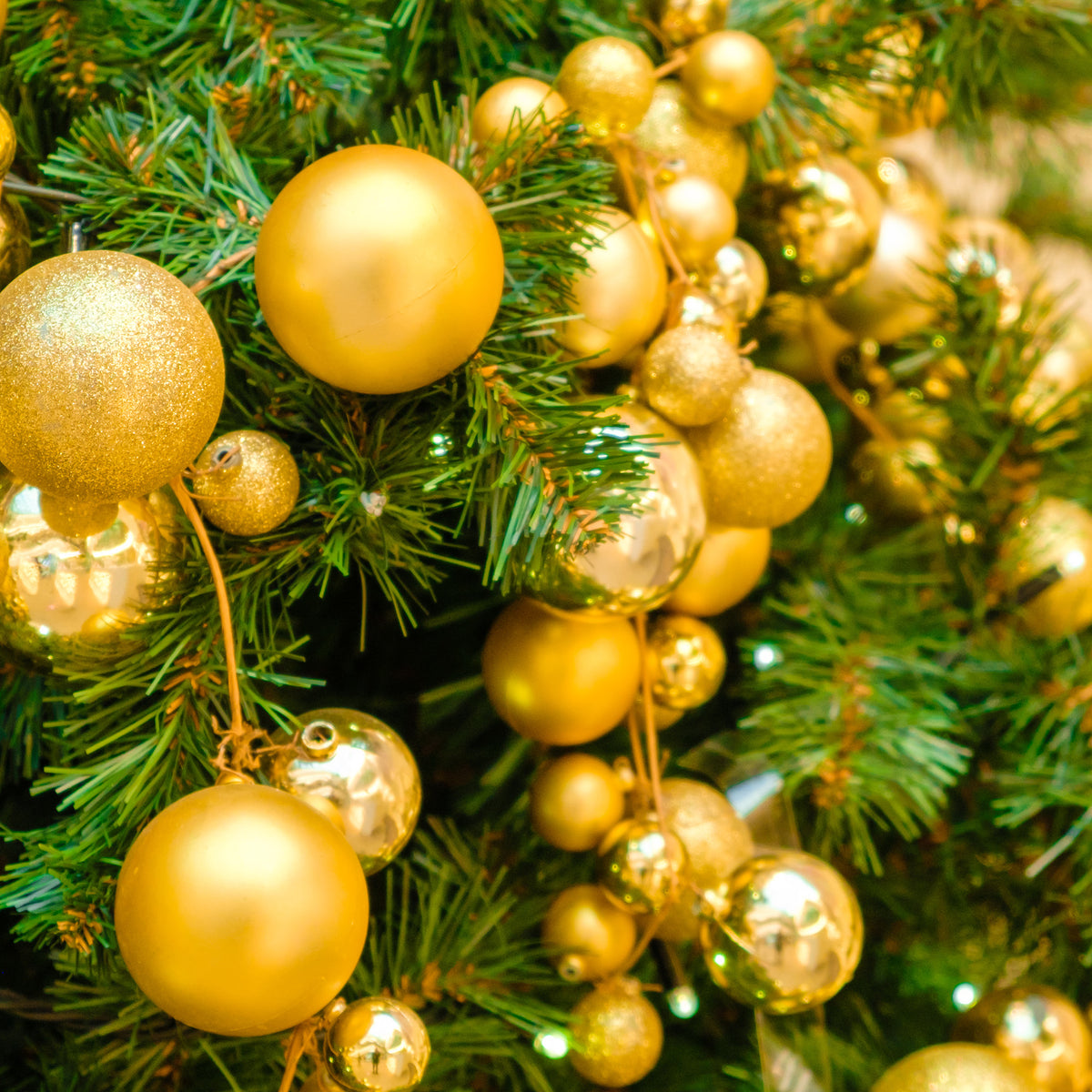100 bolas de Navidad color oro en tubo acabados variados (3)