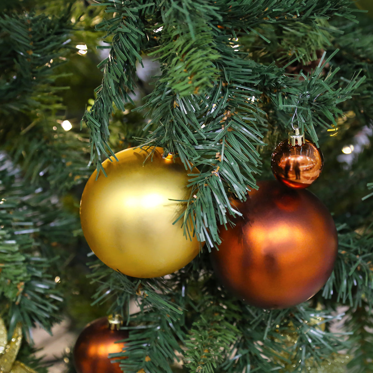 100 bolas de Navidad color oro en tubo acabados variados (4)