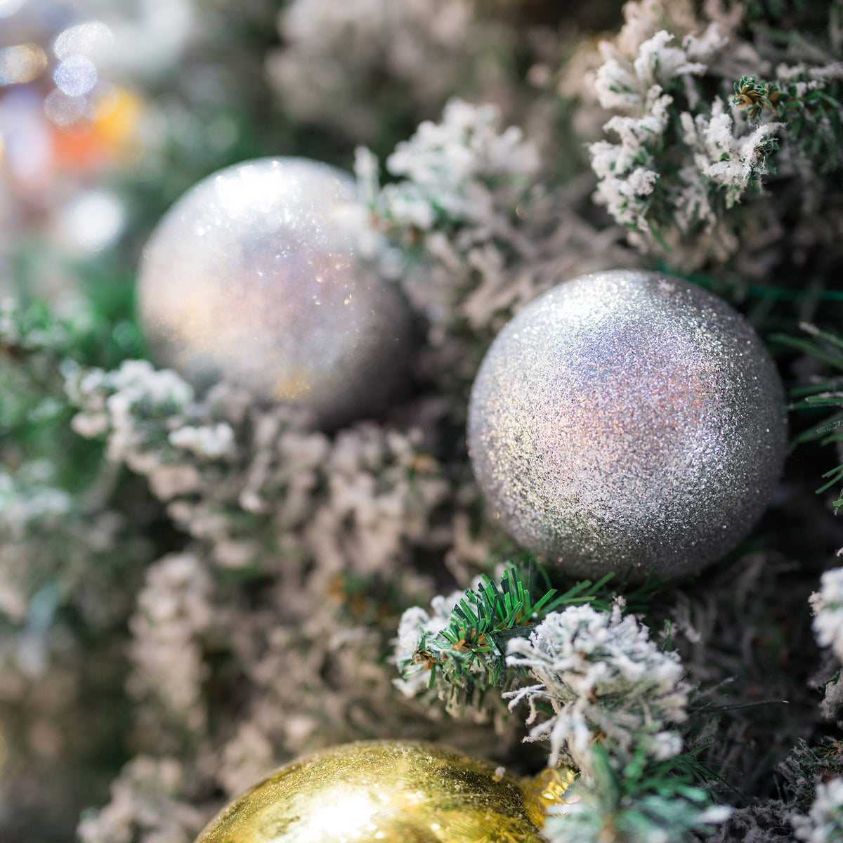 100 bolas de Navidad color plata en tubo acabados variados (3)