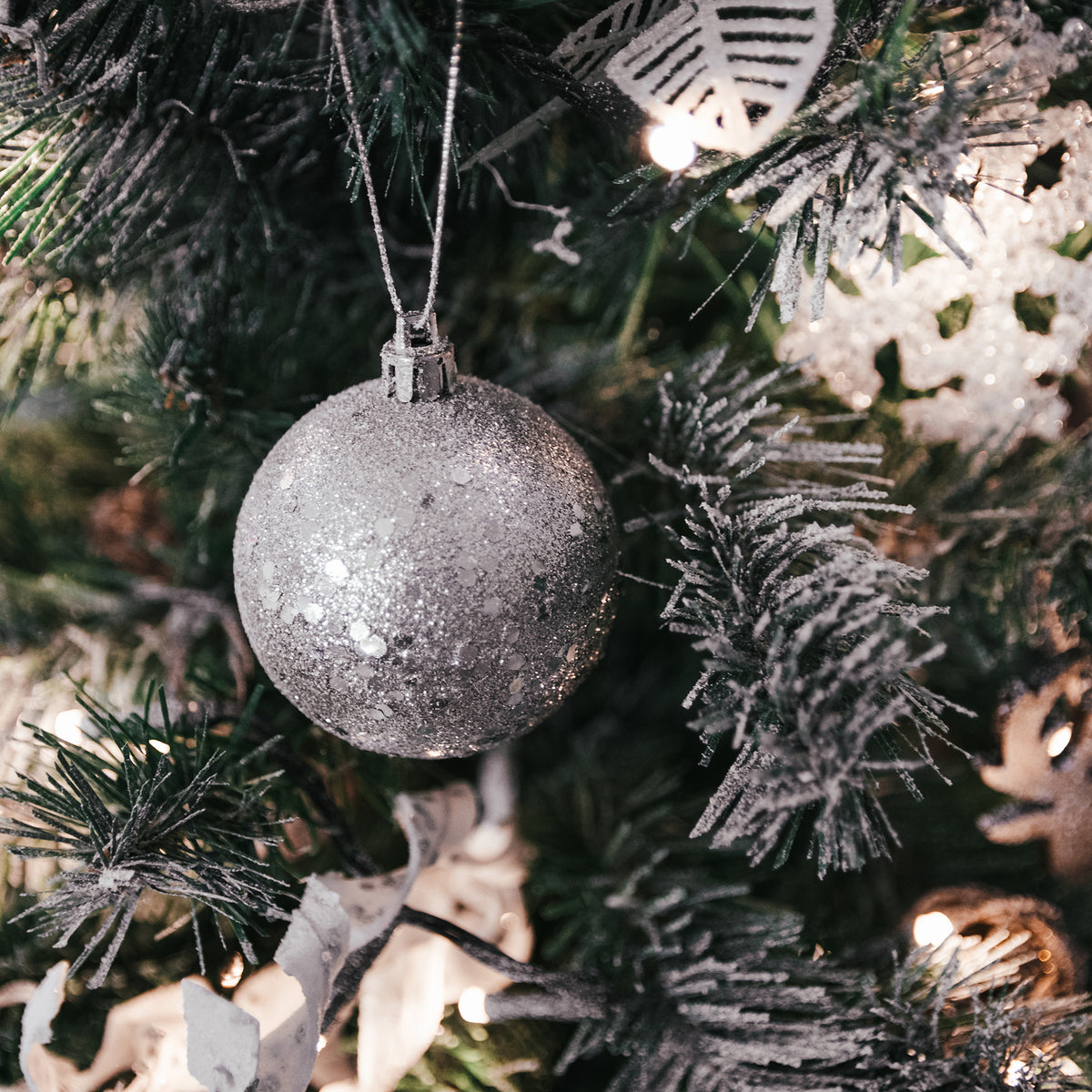 100 bolas de Navidad color plata en tubo acabados variados (4)