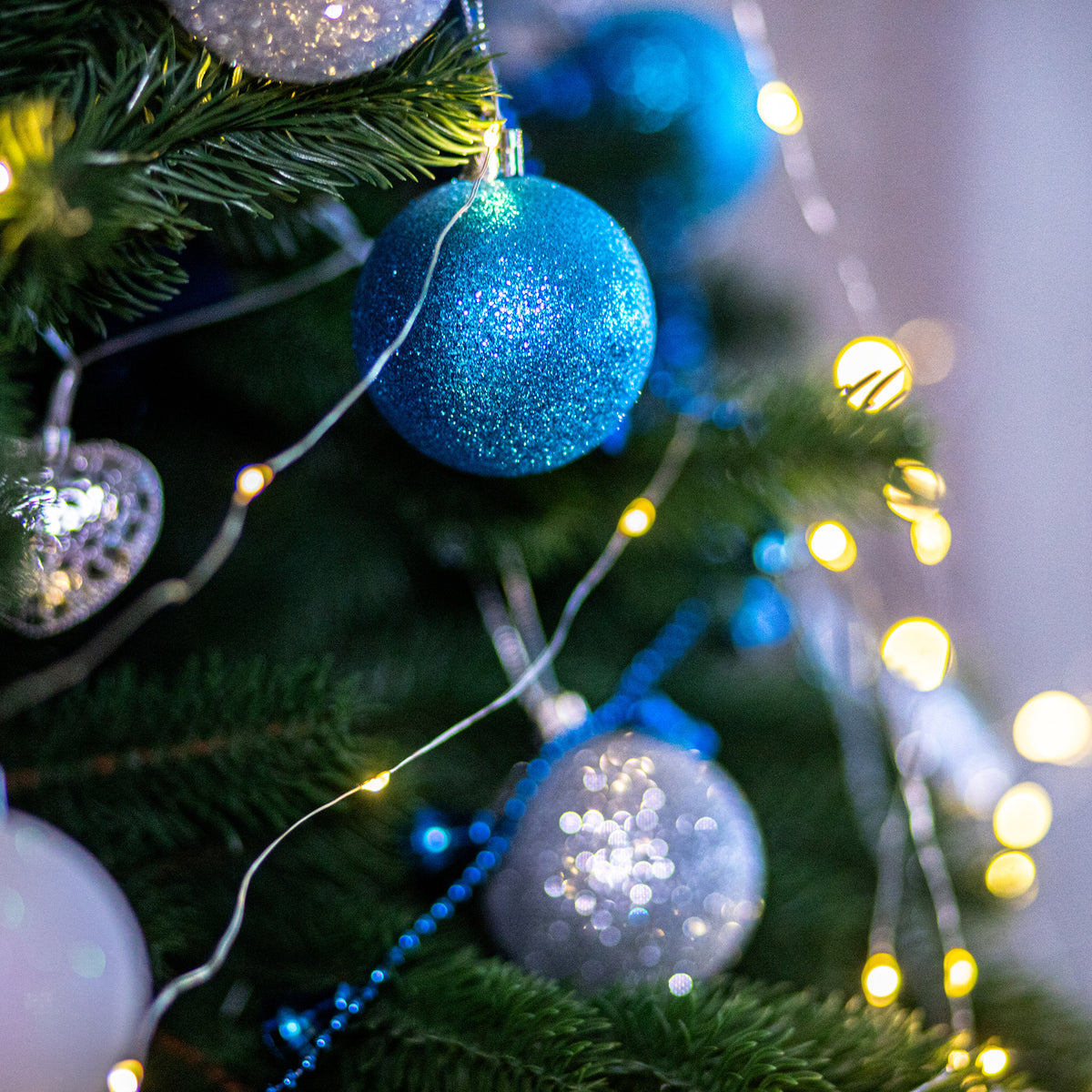 100 bolas de Navidad color azul en tubo PET diseños variados (4)