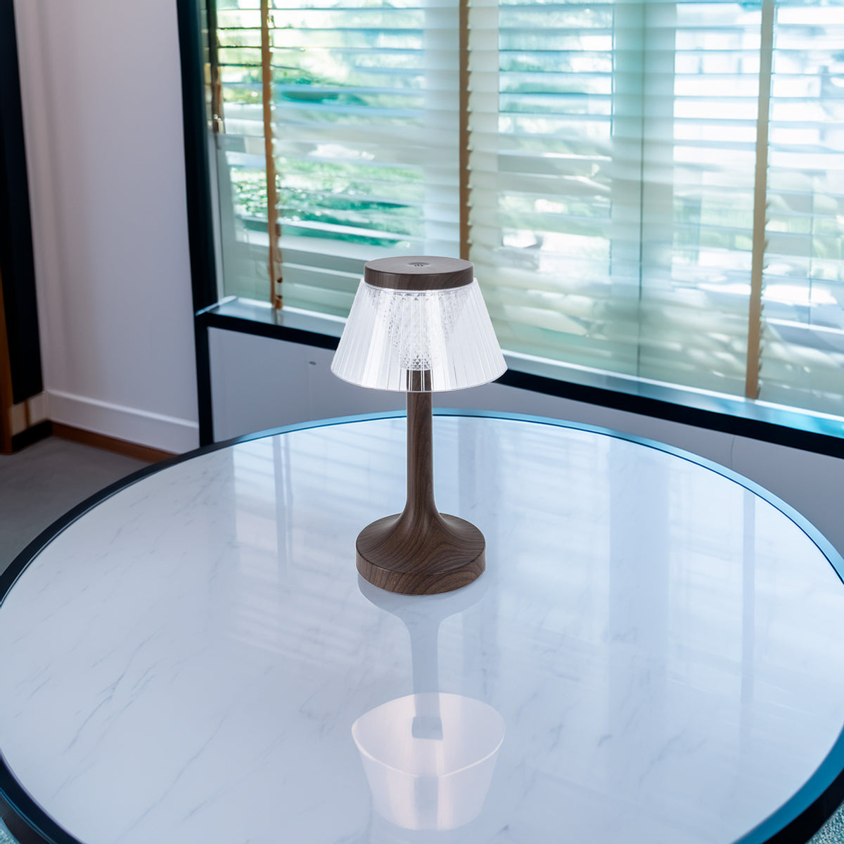 Lámpara de mesa LED efecto madera recargable 15x27 cm (4)