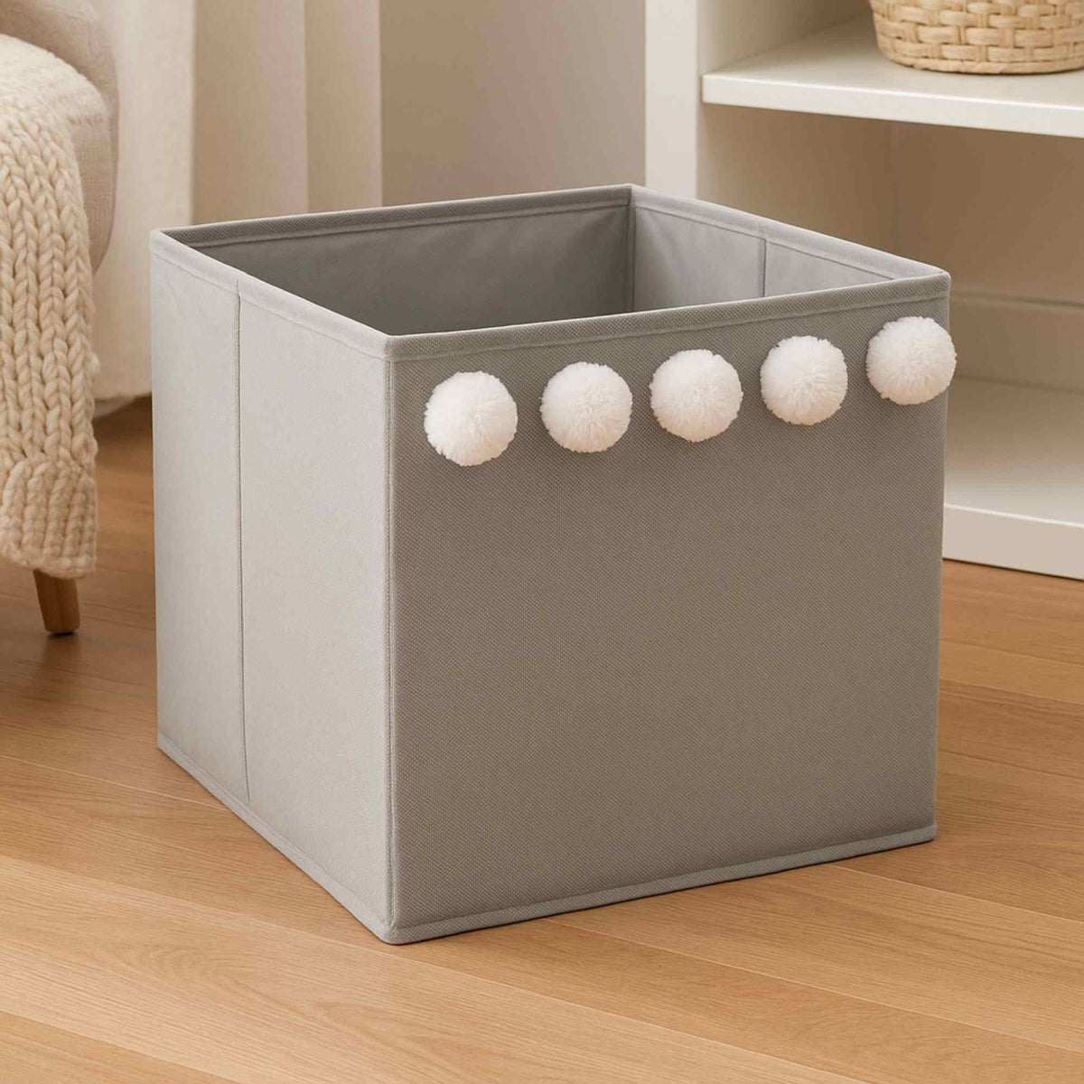 Caja de almacenamiento infantil con pompones gris 30x29x29cm (3)