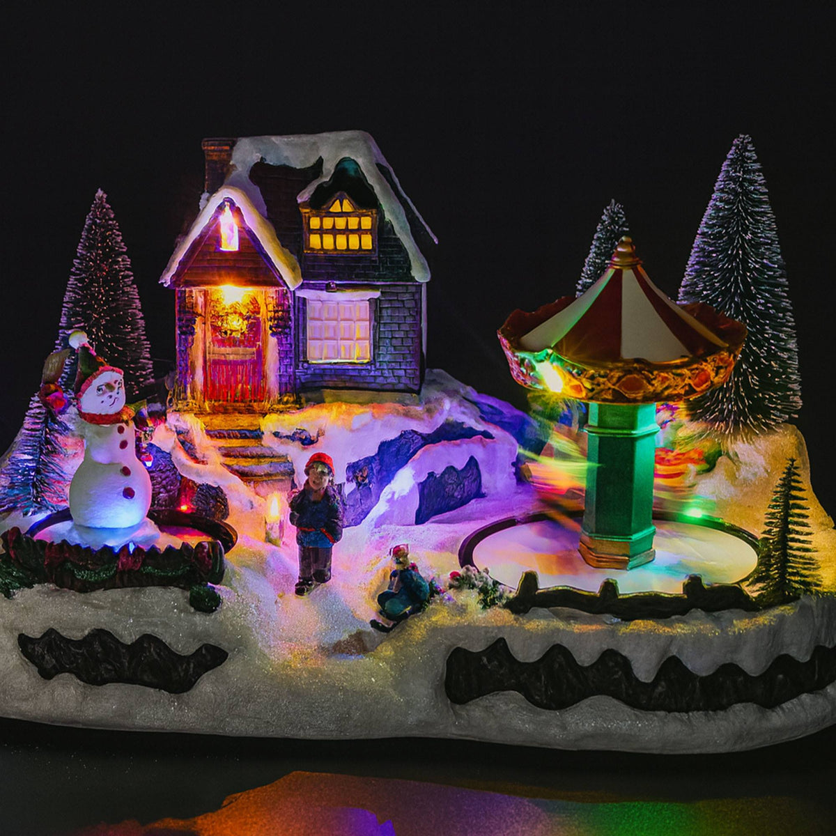 Casa de navidad decorativa con movimiento y luces LED (3)