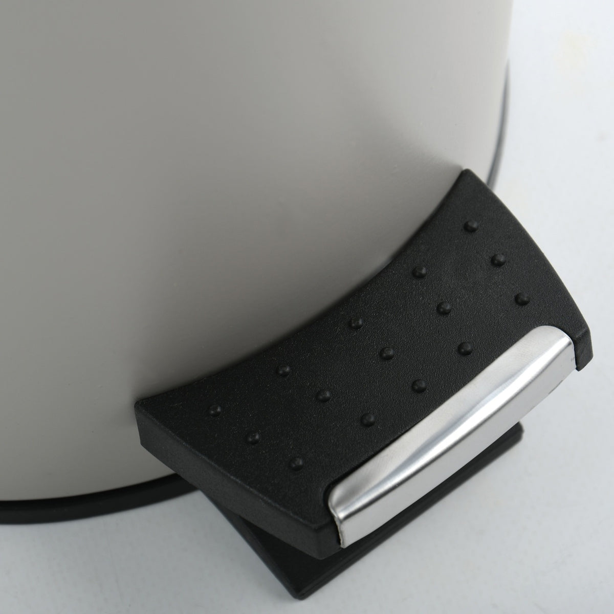 Cubo de basura con pedal 5L color topo mate Ø20,5x25,5cm (5)