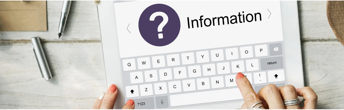 Persona consultando información en una tableta